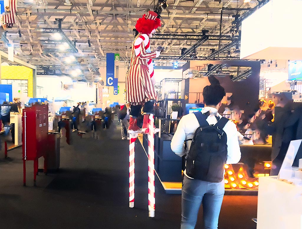 Walk on Stilts Day - Tag des Stelzenlaufens in den USA. Kuriose Feiertage - 27. Juli © 2021 Sven Giese Walk on Stilts Day - Tag des Stelzenlaufens in den USA. Kuriose Feiertage - 27. Juli © 2021 Sven Giese