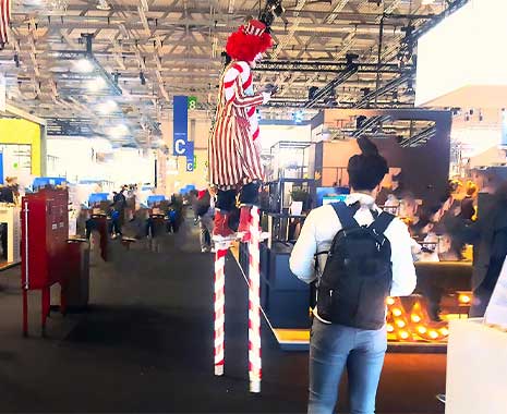 Walk on Stilts Day - Tag des Stelzenlaufens in den USA. Kuriose Feiertage - 27. Juli © 2021 Sven Giese