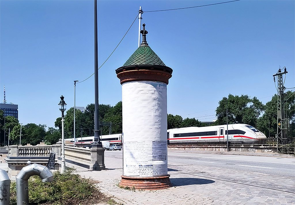 Litfaßsäule an der Lombardsbrücke über der Binnenalster in Hamburg. Tag der Litfaßsäule in Deutschland. Kuriose Feiertage - 1. Juli © 2023 Sven Giese – Bild 1 Litfaßsäule an der Lombardsbrücke über der Binnenalster in Hamburg. Tag der Litfaßsäule in Deutschland. Kuriose Feiertage - 1. Juli © 2023 Sven Giese – Bild 1