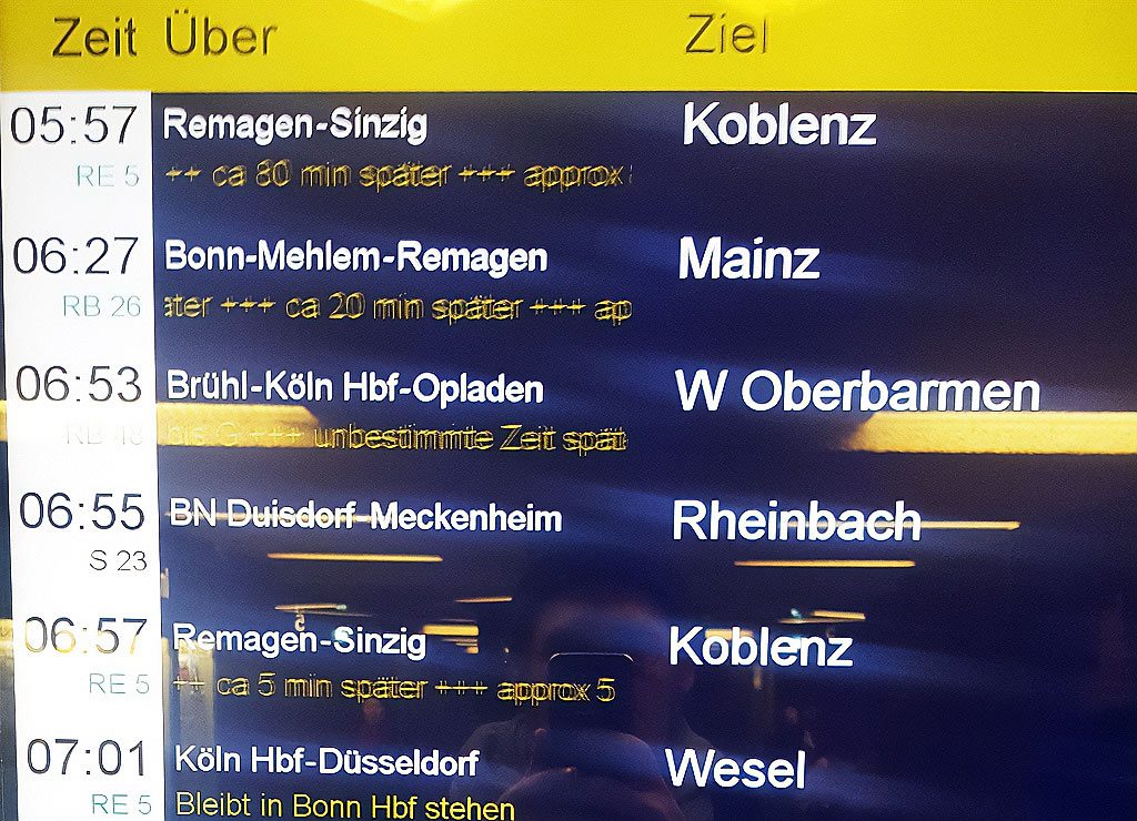 Anzeigetafel am Bahnhof mit massiven Verspätungen. Tag der Zugverspätung. Kuriose Feiertage - 19. Juli © 2023 Sven Giese – Bild 1