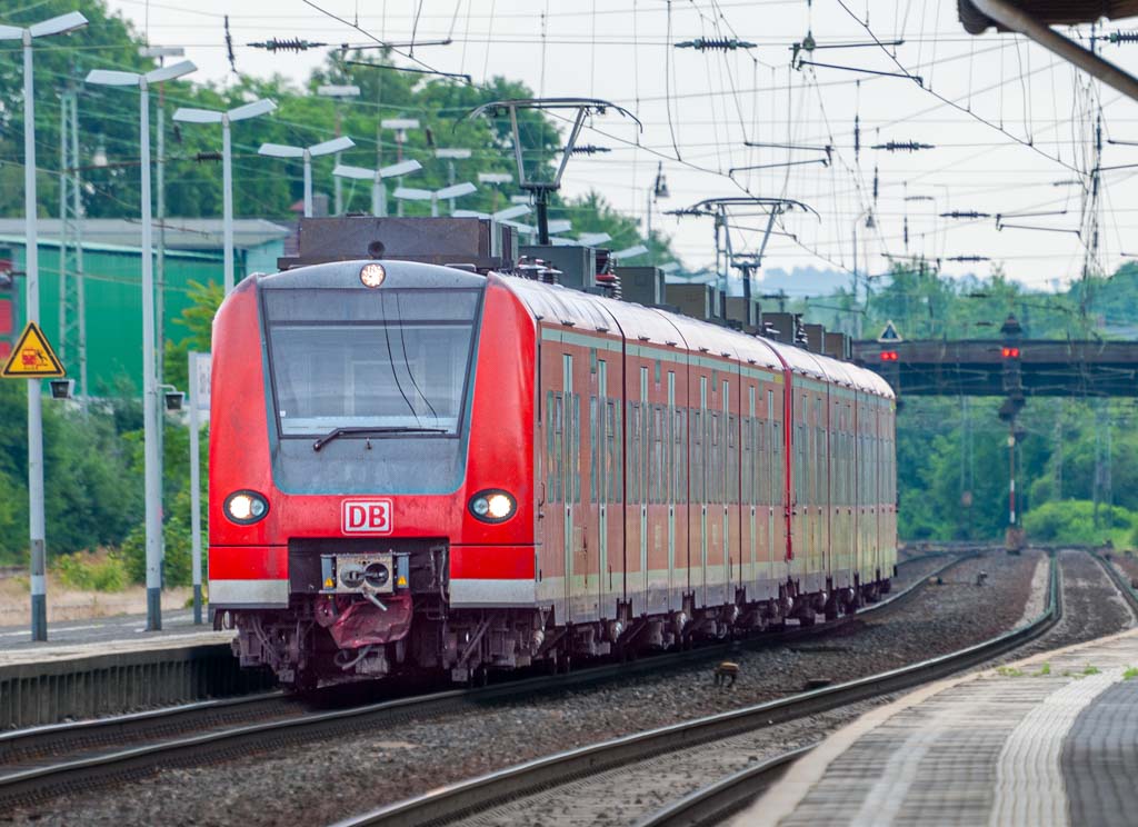 Ein abgestellter Personenzug fährt wegen Streckensperrung nicht weiter und wartet im Gleis. Tag der Zugverspätung. Kuriose Feiertage - 19. Juli © 2023 Sven Giese – Bild 2